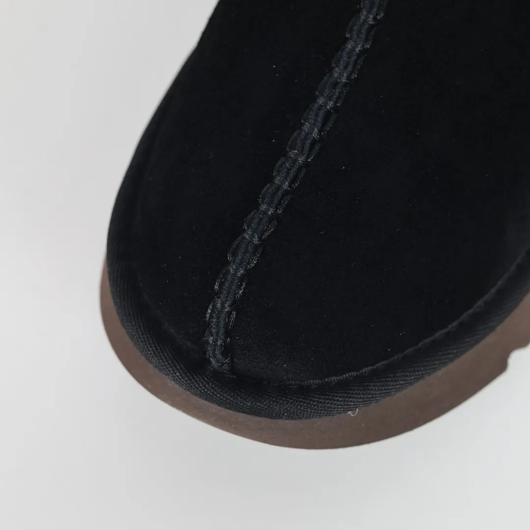 Pick up locally 💰560 Core recommended good price It is a very suitable choice for home use. In recent years, uug has launched a series of styles, which are partially geared towards the preferences of young consumers and have also moved to the forefront of fashion trends. Shoe body material: water-repellent coated suede upper, 17 mm UGGPURE™ implantable wool insole, lightweight non-slip and comfortable rubber outsole, with brand LOGO and trademark, with full packaging Size: 35 36 37 38 39 40